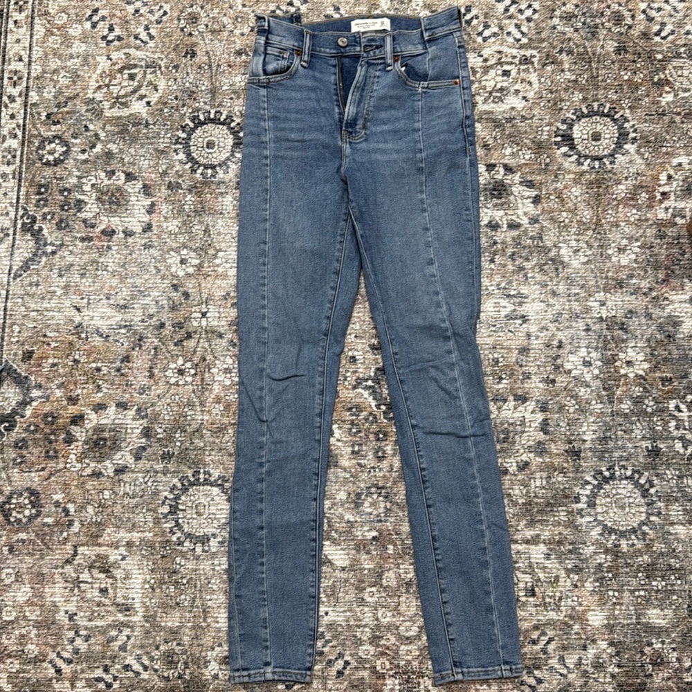 Abercrombie & Fitch - The Super Skinny Ankle High Rise